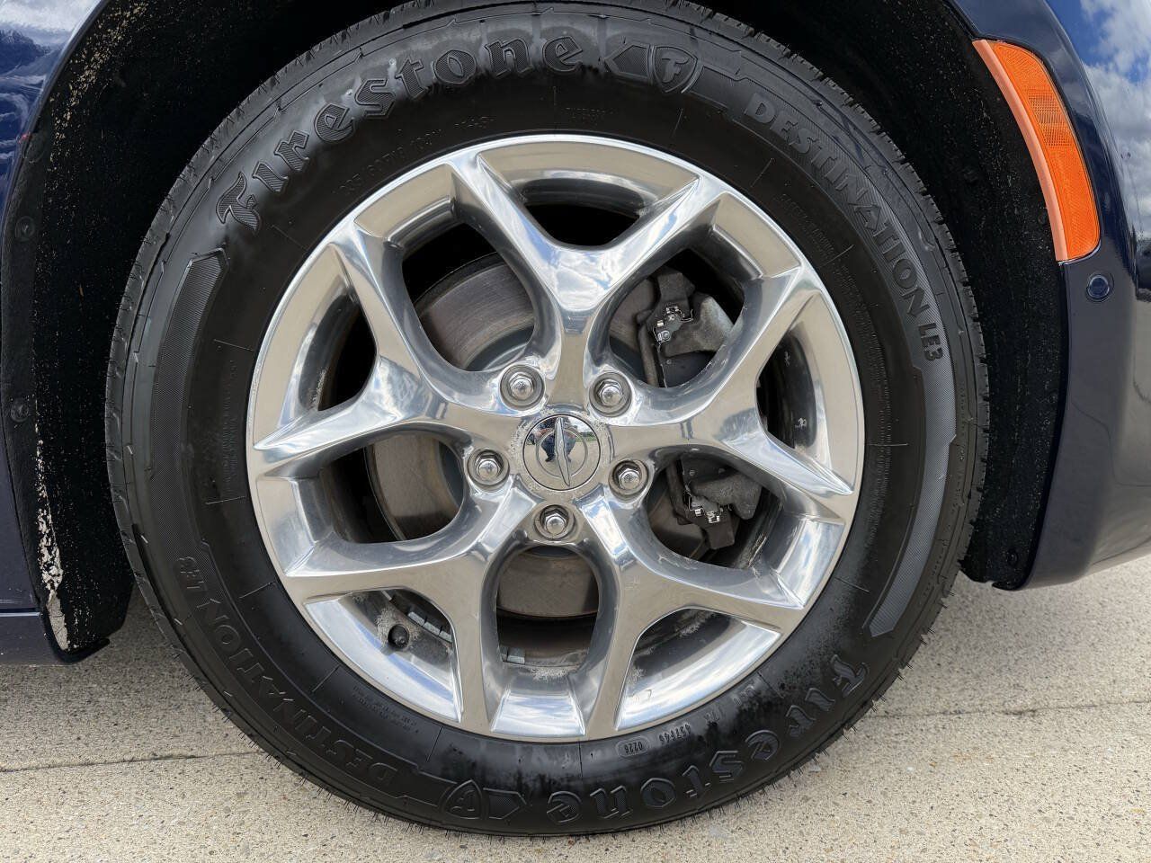Used 2017 Chrysler Pacifica Limited w/ UConnect Theater Package FWD image 11