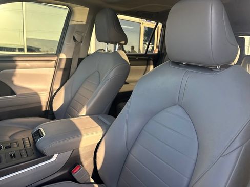 Used 2020 Toyota Highlander XLE AWD/4WD image 11