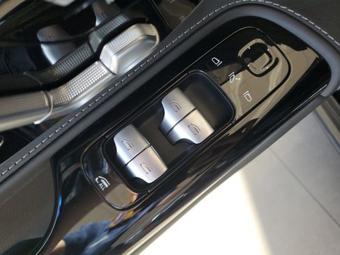 Used 2025 Mercedes-Benz SL 43 AMG image 17