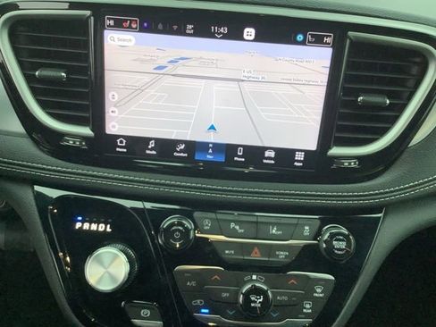 Used 2024 Chrysler Pacifica Touring-L w/ Uconnect Theater Family Group image 31