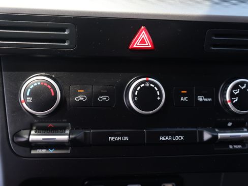 Used 2023 Kia Carnival LX FWD image 11