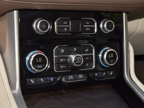 Used 2024 GMC Yukon XL Denali w/ Advanced Technology Package AWD/4WD image 32
