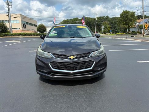 Used 2017 Chevrolet Cruze LT w/ Convenience Package FWD image 6