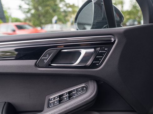 Certified 2023 Porsche Macan AWD/4WD image 18