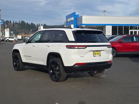 Used 2024 Jeep Grand Cherokee Altitude image 4