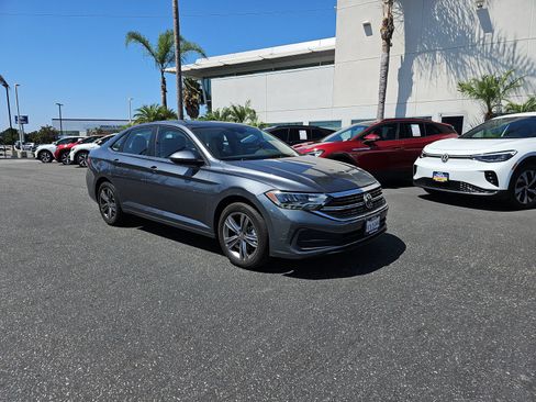 Used 2022 Volkswagen Jetta SE FWD image 3