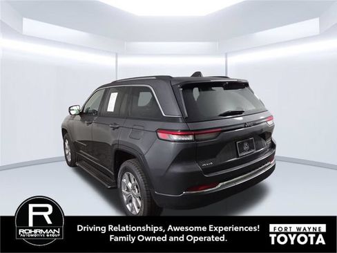 Used 2023 Jeep Grand Cherokee Limited w/ Luxury Tech Group II AWD/4WD image 9