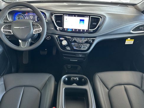 New 2026 Chrysler Pacifica Select image 13