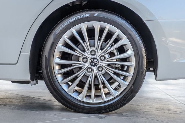 Used 2019 Toyota Avalon Limited FWD image 13