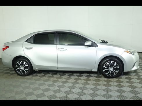 Used 2015 Toyota Corolla LE image 2