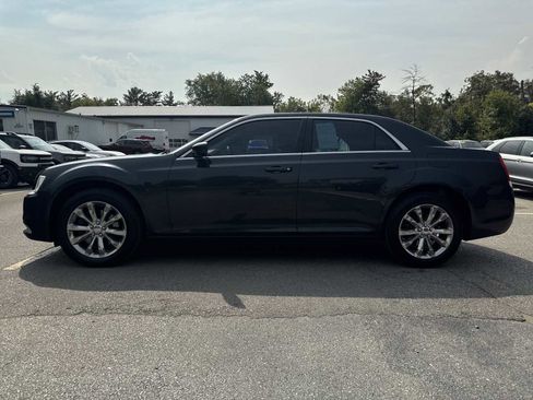 Used 2018 Chrysler 300 Touring image 9