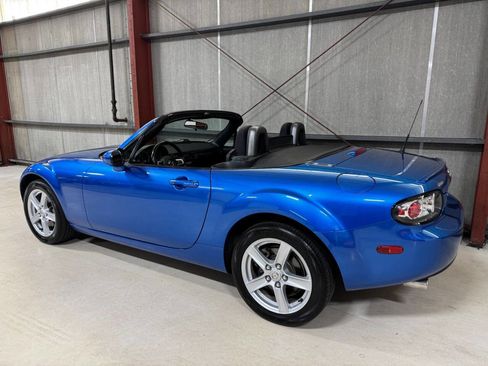 Used 2006 MAZDA MX-5 Miata Touring RWD image 8