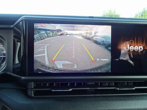 Used 2024 Jeep Wrangler Unlimited image 21