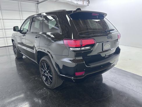 Used 2020 Jeep Grand Cherokee Altitude AWD/4WD image 11