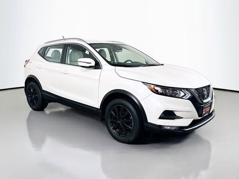Used 2021 Nissan Rogue Sport SV image 2