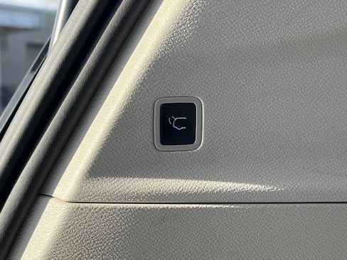 Used 2023 Chrysler Voyager LX image 28