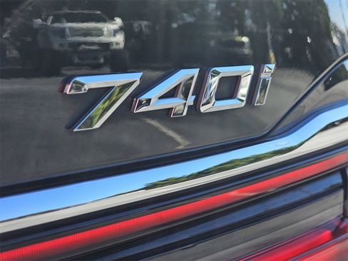 Used 2022 BMW 740i 740i w/ M Sport Package image 12