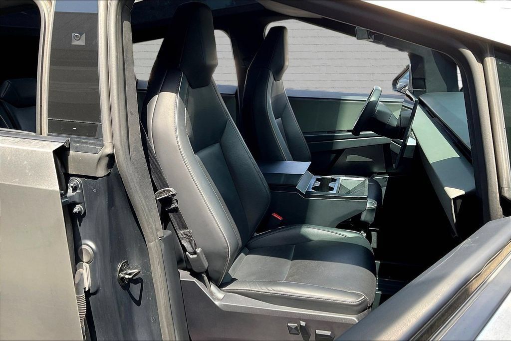 Used 2024 Tesla Cybertruck AWD Crew Cab image 21