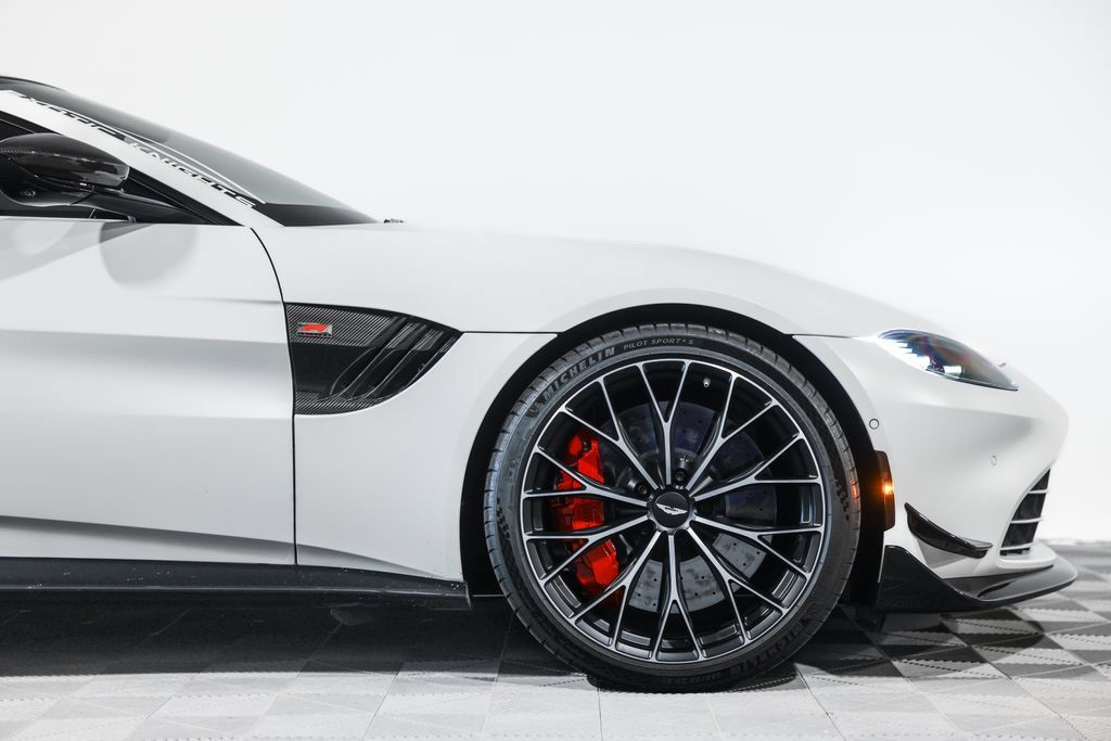 Used 2023 Aston Martin V8 Vantage Coupe RWD image 3