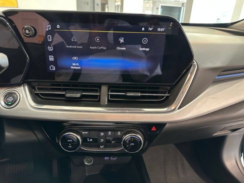 Used 2025 Chevrolet Trax LT FWD image 40