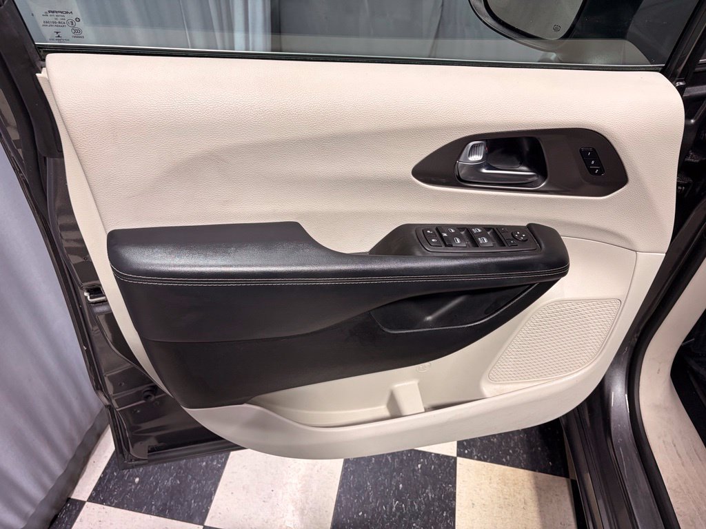Used 2023 Chrysler Pacifica Touring-L FWD image 15