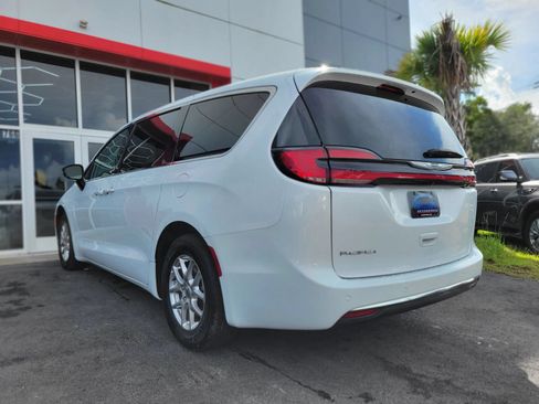 Used 2024 Chrysler Pacifica Touring-L FWD image 6
