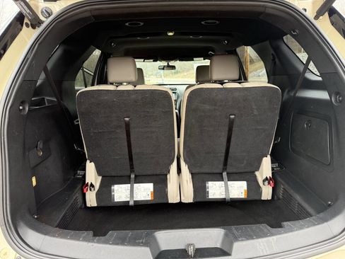 Used 2018 Ford Explorer XLT w/ Equipment Group 202A image 4