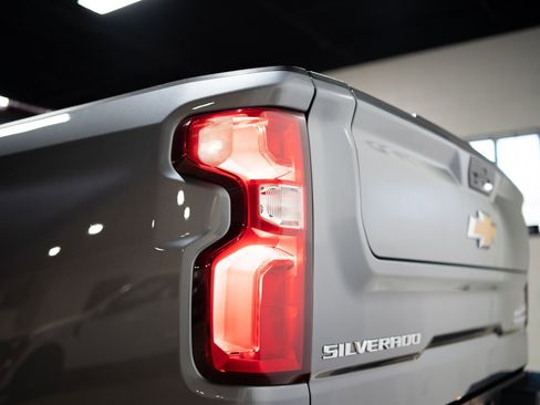 Used 2021 Chevrolet Silverado 1500 High Country image 17