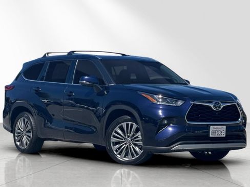Used 2020 Toyota Highlander Platinum FWD image 2