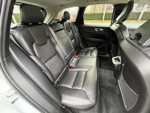 Used 2020 Volvo XC60 T6 Momentum image 28