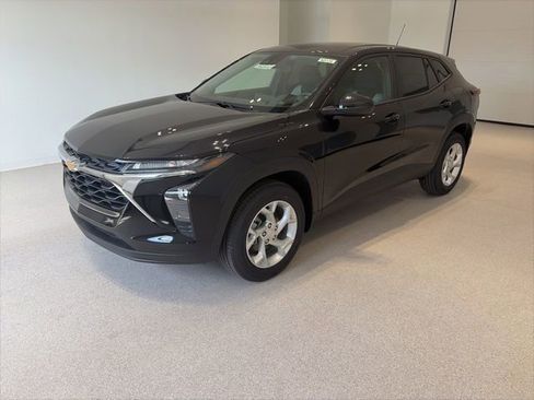 New 2026 Chevrolet Trax LS w/ LS Convenience Package FWD image 3