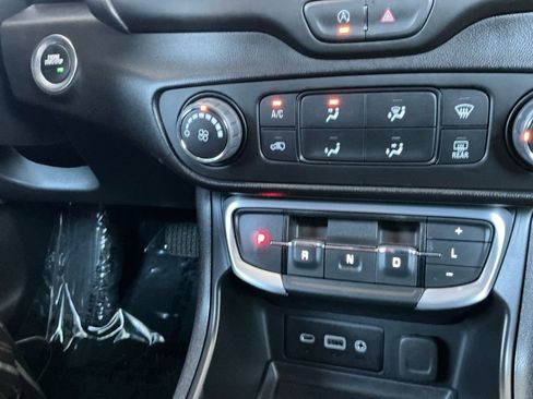 Used 2024 GMC Terrain SLE image 25