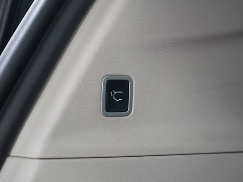 Used 2023 Chrysler Pacifica Touring-L FWD image 21