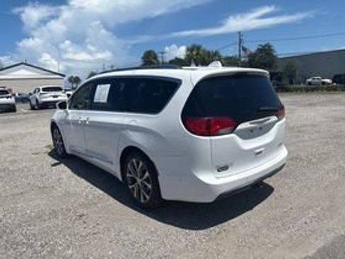 Used 2018 Chrysler Pacifica Limited w/ Advanced Safetytec Group FWD image 2