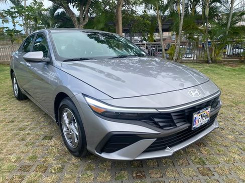 Used 2025 Hyundai Elantra SE FWD image 1