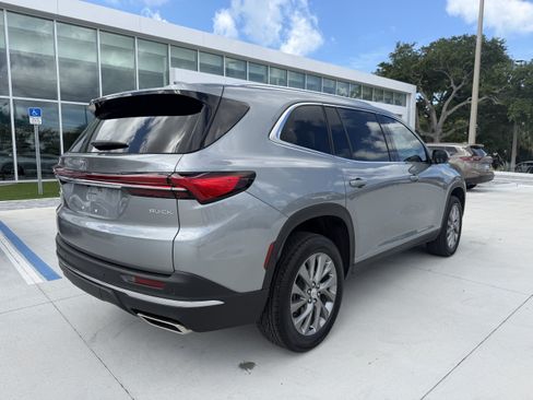 Used 2025 Buick Enclave Preferred FWD image 3