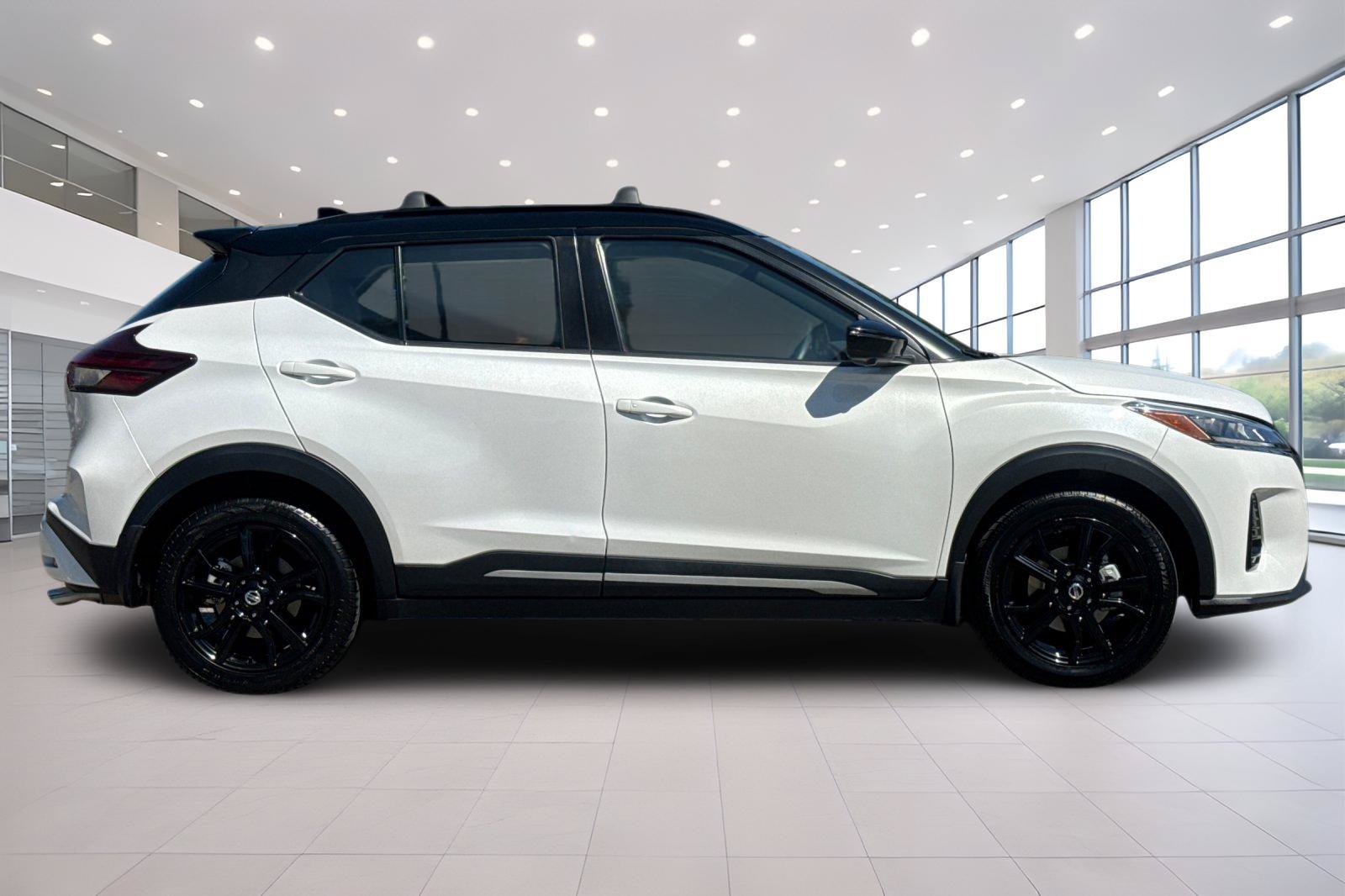 Used 2021 Nissan Kicks SR w/ SR Premium Package FWD image 3