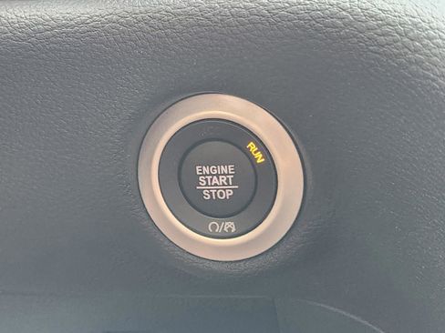 Used 2025 Chrysler Pacifica Pinnacle FWD image 21