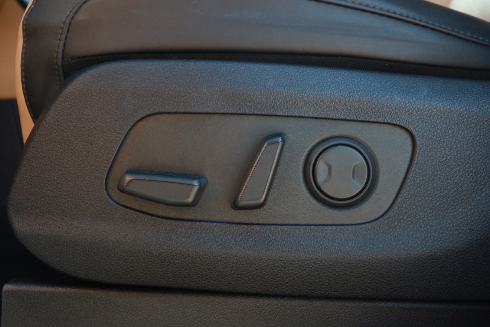 Used 2024 Kia Carnival LX FWD image 23