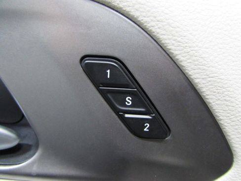 Used 2024 Chrysler Pacifica Touring-L FWD image 21