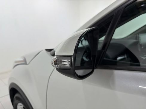 Used 2021 Toyota C-HR LE FWD image 9
