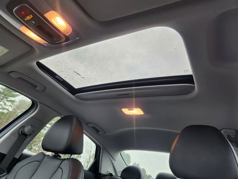 Certified 2023 Hyundai Elantra Limited w/ Preferred Accessory Package image 16