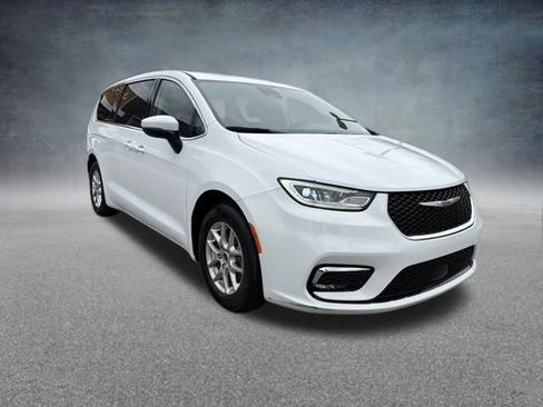 Used 2023 Chrysler Pacifica Touring-L image 42