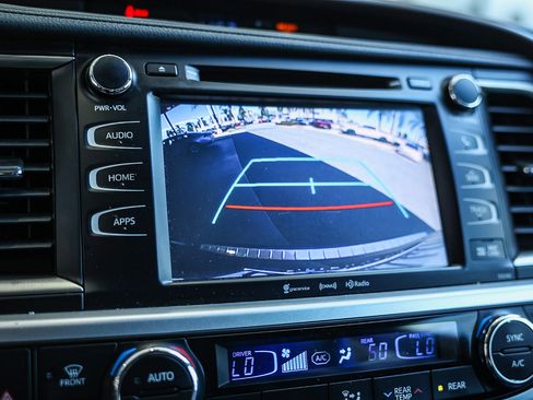 Used 2019 Toyota Highlander XLE image 6