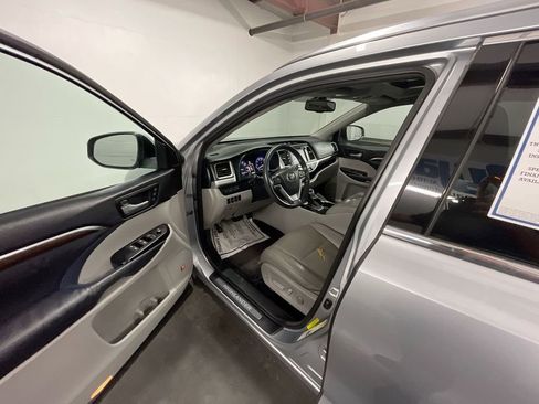 Used 2014 Toyota Highlander Limited Platinum image 10