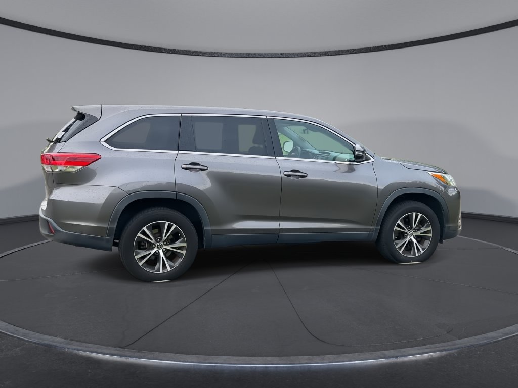 Used 2019 Toyota Highlander LE FWD image 9