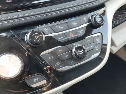 Certified 2023 Chrysler Pacifica Touring-L AWD/4WD image 17