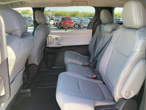 Certified 2025 Toyota Sienna XLE image 26