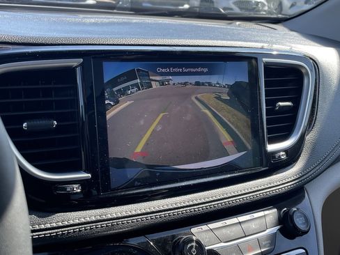 Used 2024 Chrysler Pacifica Limited image 17