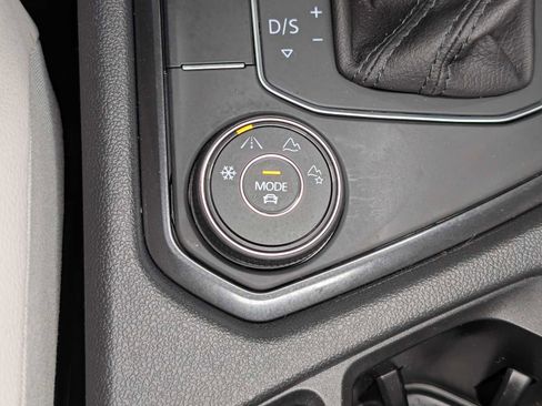 Used 2020 Volkswagen Tiguan SEL image 29